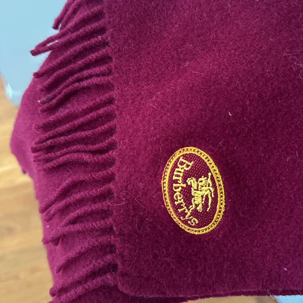 BURBERRY'S
Lambswool Scarf